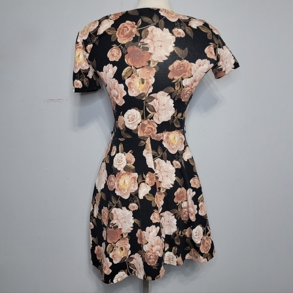 Forever 21 | Floral Print Fit and Flare Cotton Mini Dress - Picture 3 of 8